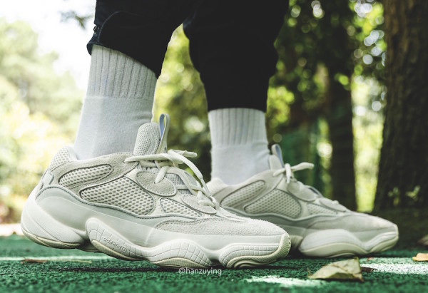 アディダス　YEEZY 500 BONE WHITEメインカラーホワイト